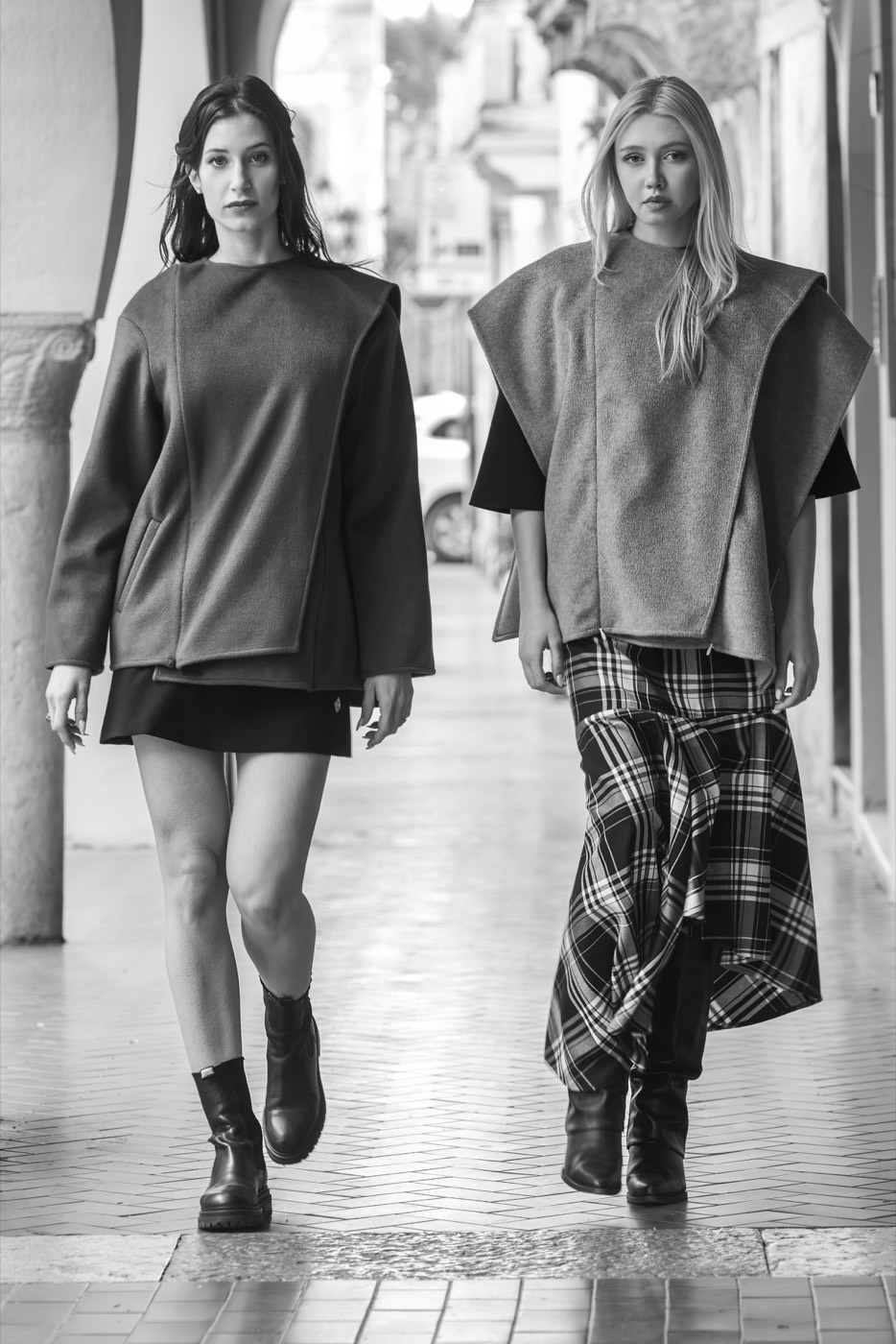 Modular Wear — Due capi modulari indossati in città, scatto editoriale in bianco e nero